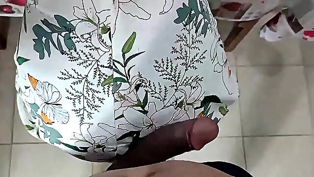 Esposa Ama De Casa Cocinando Esta Insatisfecha Y no Puede Resistirse a Una Gr...