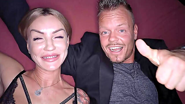 INFLAGRANTI - Hottie cougar gets gangbanged