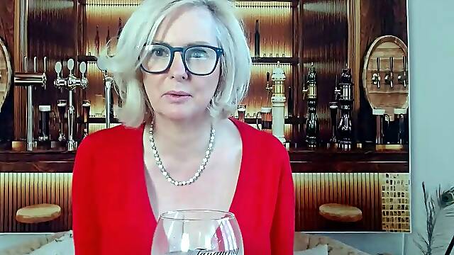Mature blonde granny loves to masturbate her puss