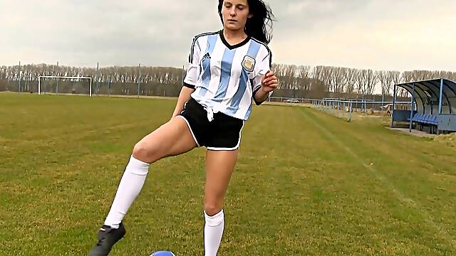 Beautiful brunette gets her pussy fingured and shaved in a hot scene.