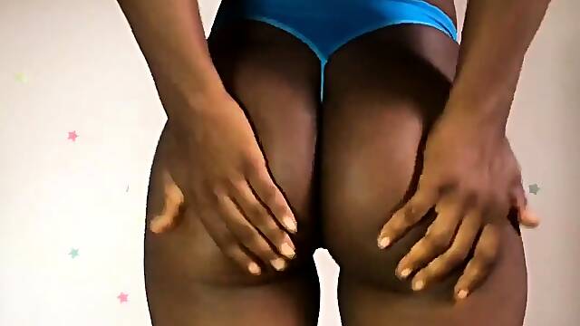 College Teen Tries on Lingerie, Shows Big Ass on Webcam