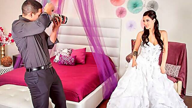 Gorgeous brunette with round ass Noelle Easton likes dick-riding