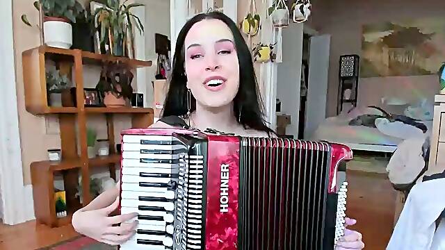 Brunette amateur webcam babe pleases pussy