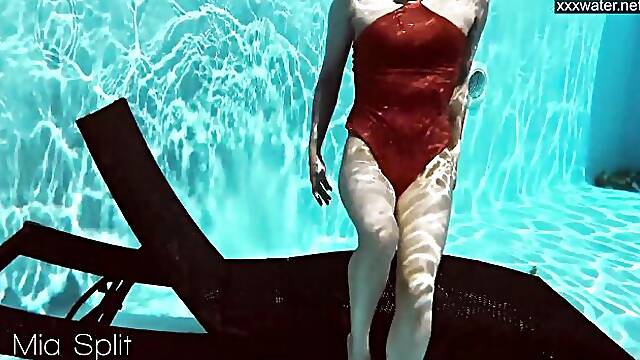 Dazzling Mia Split - very hot blonde xxx - Underwater Show