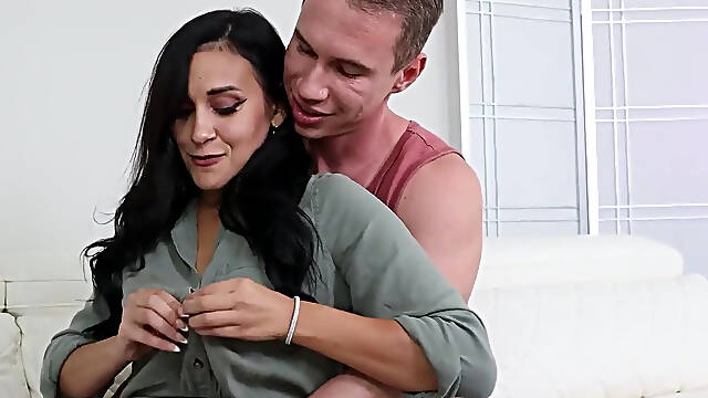 Fuck instead of massage for slim mom Jade Green