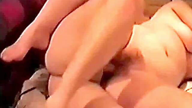 Rødhåret dansk kone hanehubby med ven på gulvet