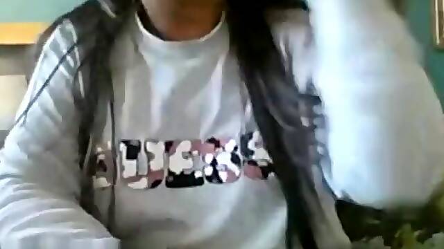 Dark Skinned UK Girl 18 Flashes Boobs on OMEGLE