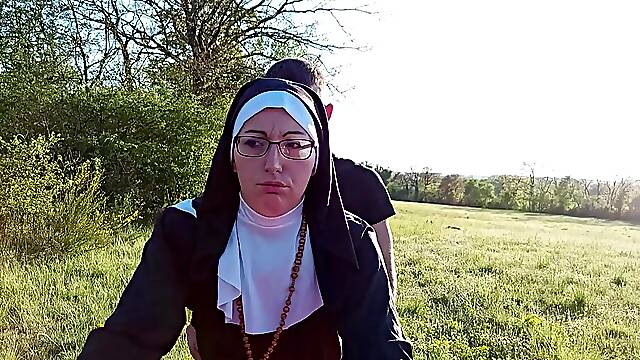 La nonne baise contre le capot