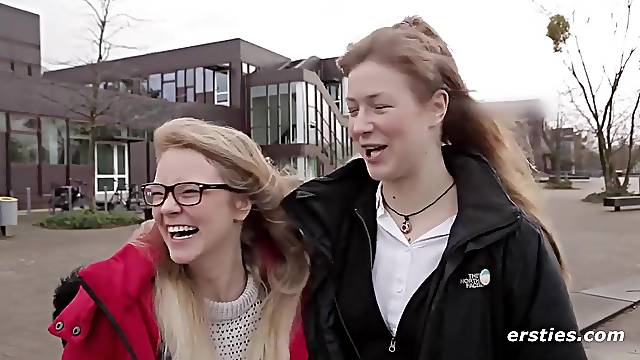 Deutsche Mädels vergnügen sich in einer Bibliothek in Berlin