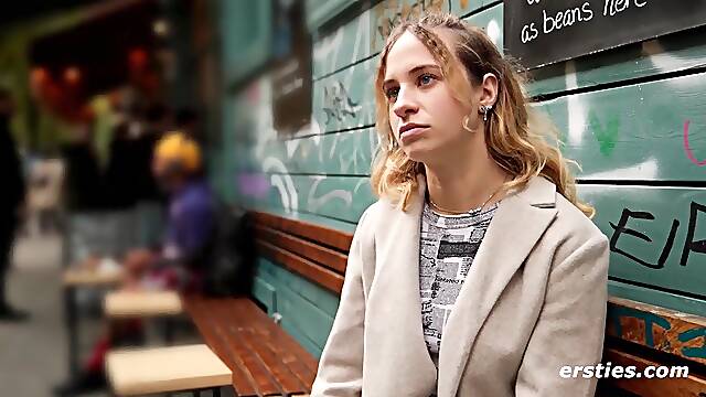 Ersties - Nina Js lesbische Team Fuck-Fantasie wird wahr