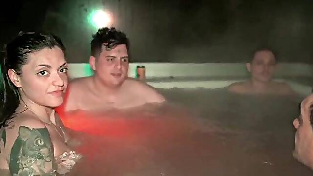 Hawt Jacuzzi Party: three Studs and two Chicks with No Rules