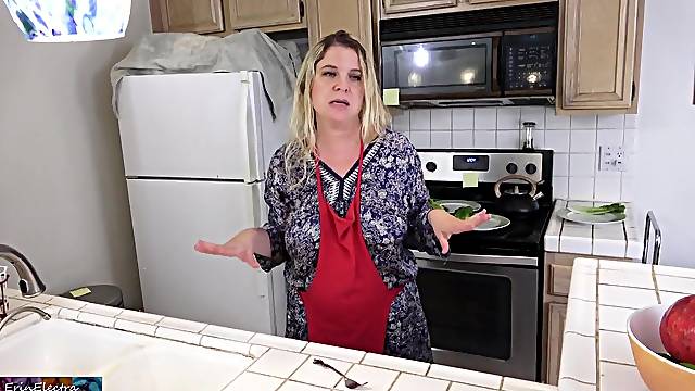 Milking stepson in the kitchen in advance of his date