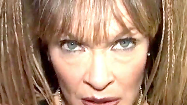 Red-Light mommy Porsche is a ultra-kinky strap on dildo pumping fuckslut