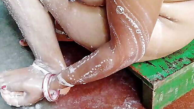 My bhabhi bathing meri bhabhi naha Rahi thi Maine chupke se unka video bana liya 