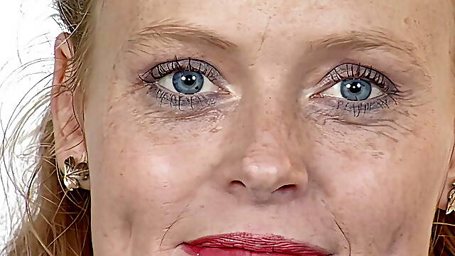 Notgeile junge rothaarige ist beim casting und will nur ficken