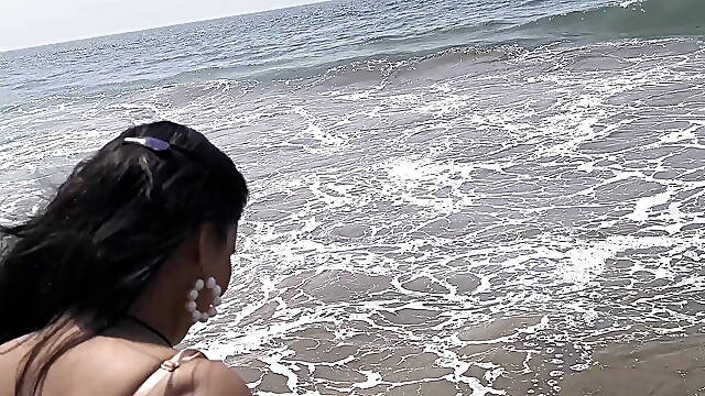 Hardcore anal fuck in the sea