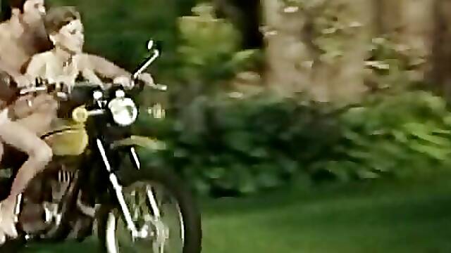 2 Swedish women in Paris