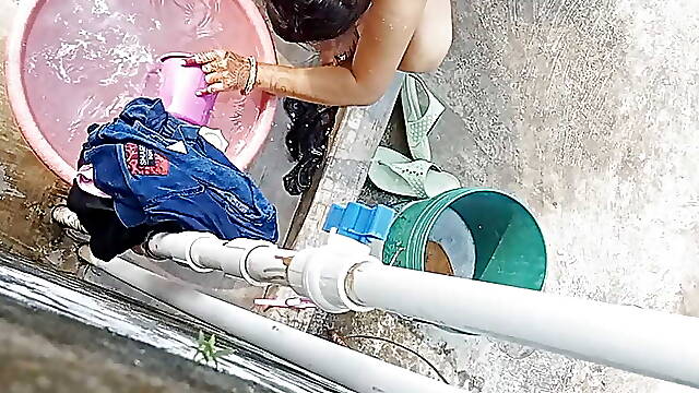 Desi Indian Bhabhi Bath Video