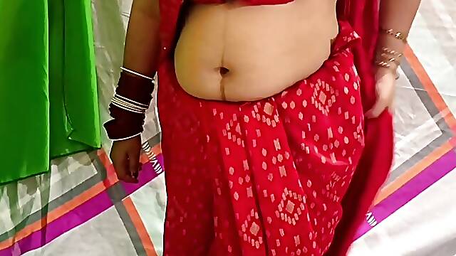 Chachi saree change kar rahi thi feer mein chod diya Hindi sex video