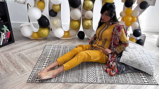 Aaliyah Yasin Gets Horny Whilst Waiting for Her Guests