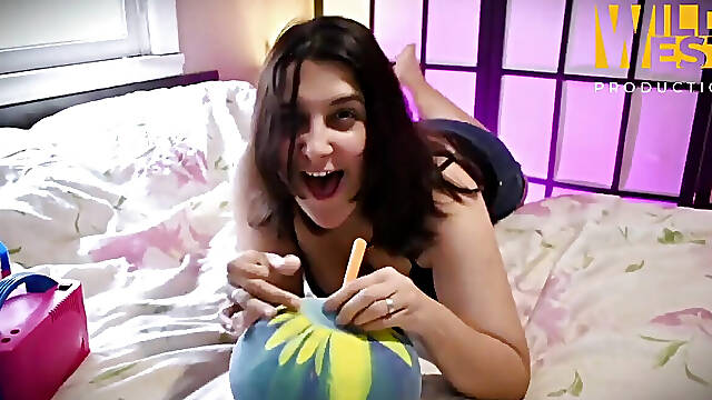 Unbox Inflate and Deflate Groovy Wubble Ball - Looner