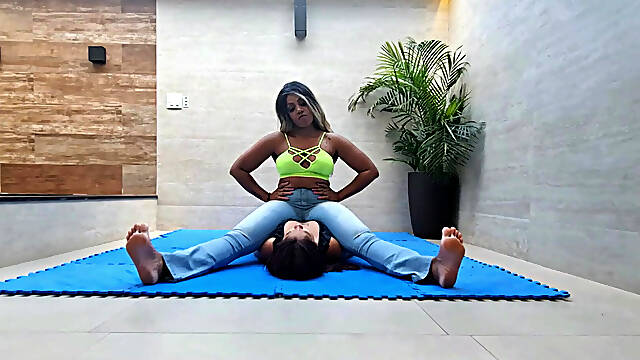 Chest Sitting - Strong Legs and Muscles Lebian Fight Girls