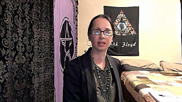 Hot Slim Amature Milf rubbing her pussy on cam