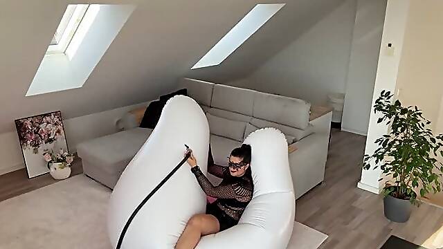 Walflosse aufpusten, reiten und zerstören - inflate a whale fin, ride it, and destroy it