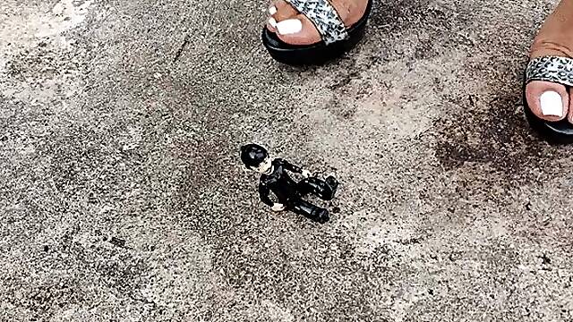 Raxan giant woman crushes and tramples small lover (3)