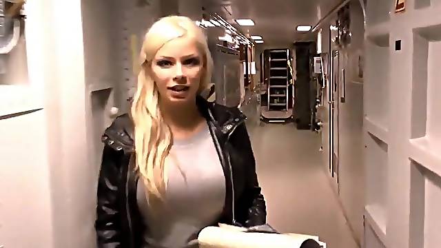 Selina Fick auf einer blonde marinen Schifffahrt