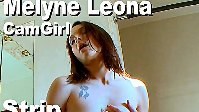 Melyne Leona strip titplay finger-fuck