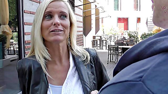 Recognized on the street! Spontaneous creampie fuck!