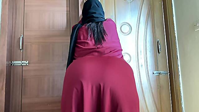 Beautiful Egypt Maid Fucked by Owner When She Clean His Room - Huge Ass Fuck & Cum