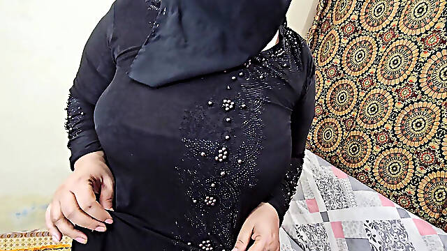 Man From U.s Convinced a Muslim Woman to Show Hairy Armpit