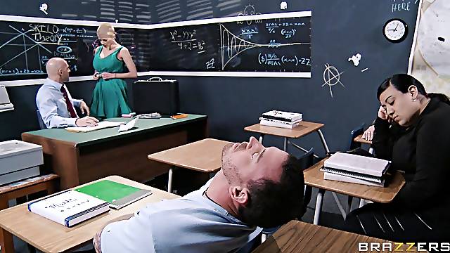 Short hair chick Joslyn James gets fucked in her tight asshole